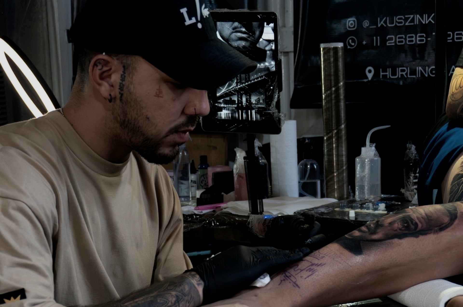 Ignacio tatuando en su estudio