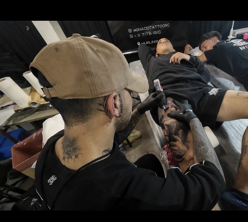Ignacio tatuando en su estudio